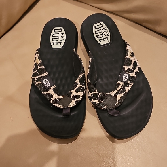 NEW Hey Dude Black and White Animal Print Flip Flops - Picture 1 of 6